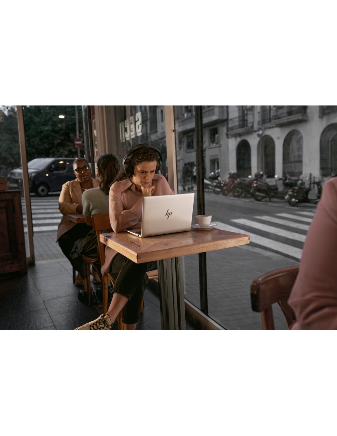 HP EliteBook 865 16 inch G11 Notebook PC Wolf Pro Security Edition AMD Ryzen? 5 8540U Portátil 40,6 cm (16") WUXGA 16 GB DDR5-SD
